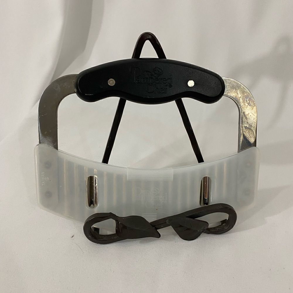 Pampered Chef Crinkle Cutter - Picture 3 of 5